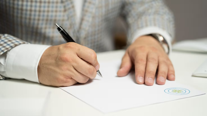 Cómo escriben las personas inseguras, según la grafología