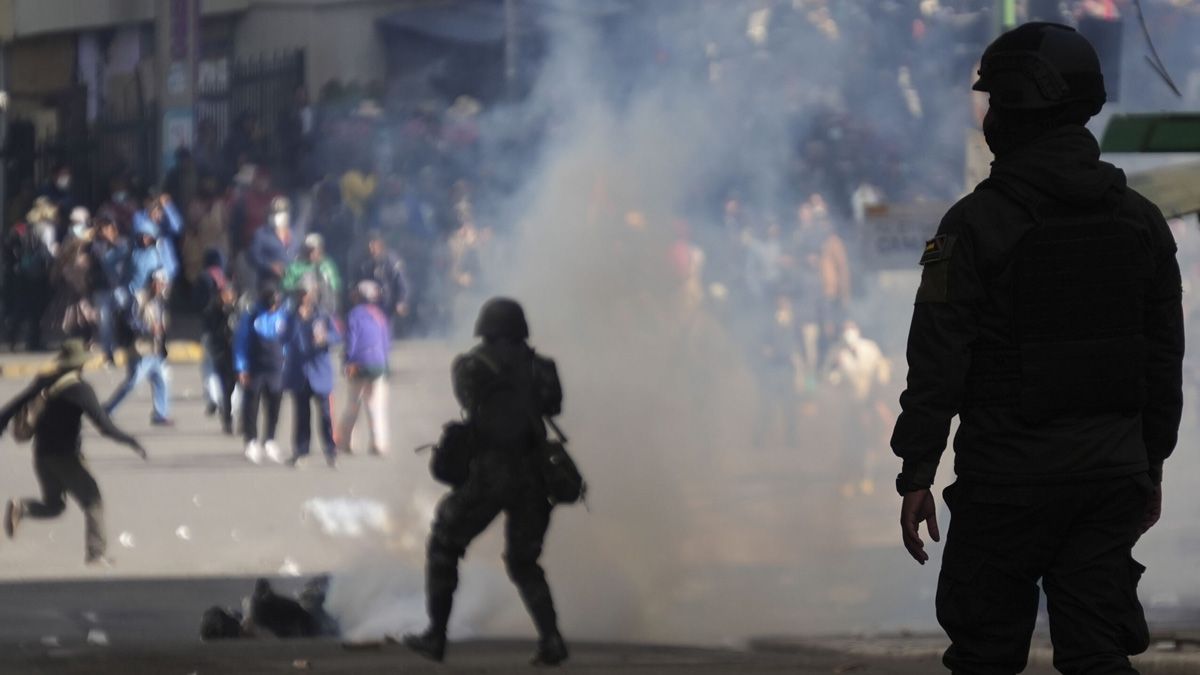 Elementos de la policía militar se enfrentan con manifestantes que exigen la renuncia del presidente boliviano, Rodrigo Paz, mientras intentaban ingresar a la Plaza Murillo, en donde se encuentra el Palacio de Gobierno, en La Paz, Bolivia, el 25 de mayo de 2026.