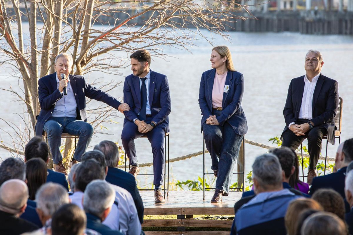 El acto se realizó en la parte exterior de un salón del Puerto de la ciudad de Santa Fe. 