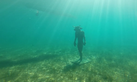 Misterio en Neuquén por la aparición de un minotauro sumergido en un lago