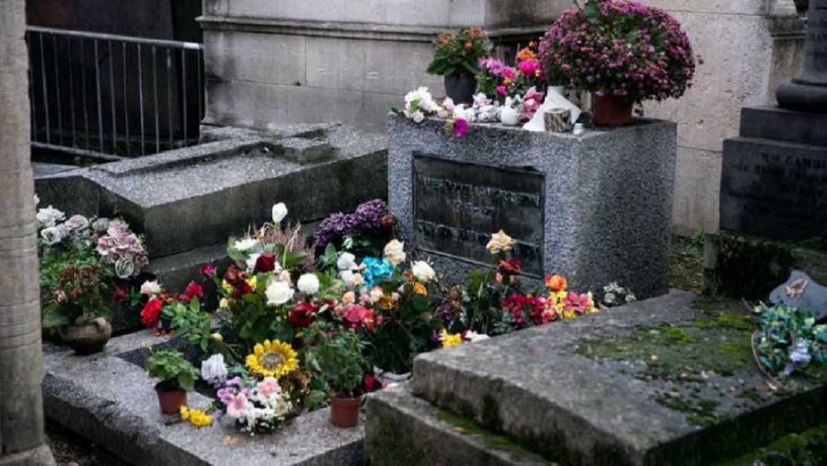 La foto de la tumba de Jim Morrison en el cementerio Père Lachaise de París