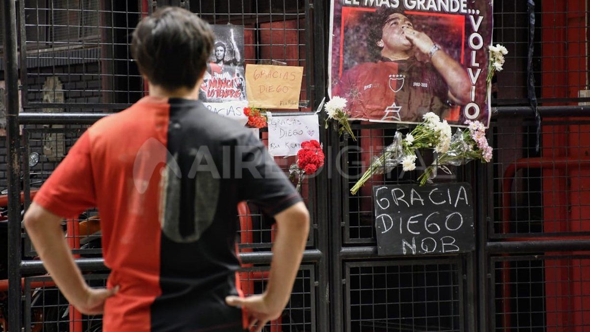 “No lo puedo creer. Sabíamos que podía pasar, pero hoy no lo puedo, no lo quiero creer” decía otra mujer con la camiseta de La Lepra y los ojos rojos de tanto llorar, en la puerta de la cancha, donde recuerda: “Gracias a Dios pude verlo jugar”.