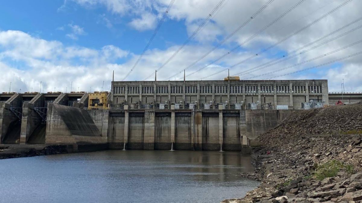 La represa de Palmar no solo genera energ&iacute;a para todo Uruguay, sino que modific&oacute; el ecosistema regional creando uno de los lagos artificiales m&aacute;s biodiversos del Cono Sur.