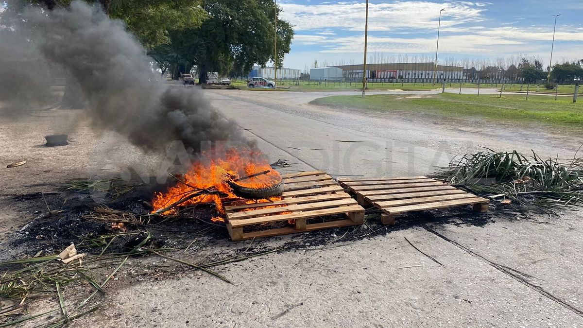 Los vecinos de barrio San Agustín cortaron Avenida Teniente Loza y quemaron ramas y palets. Los vecinos de barrio San Agustín cortaron Avenida Teniente Loza y quemaron ramas y palets.
