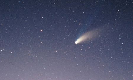 Algunas lluvias de meteoros permiten ver restos del cometa Halley. Algunas lluvias de meteoros permiten ver restos del cometa Halley.