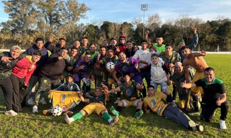 Los Canarios dio el golpe, venció a Las Flores y puso el campeonato de ascenso de Liga Santafesina al rojo vivo Los Canarios dio el golpe, venció a Las Flores y puso el campeonato de ascenso de Liga Santafesina al rojo vivo