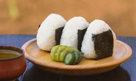 Aprendé a preparar onigiri, una de las recetas más tradicionales de Japón. Aprendé a preparar onigiri, una de las recetas más tradicionales de Japón.