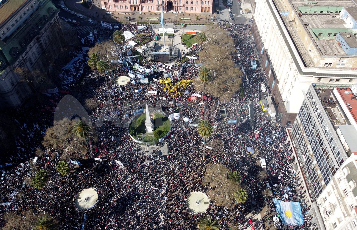 Con banderas argentinas y consignas en defensa de la democracia se veían diferentes carteles de organizaciones políticas, gremiales y sociales, jóvenes y familias con niños.