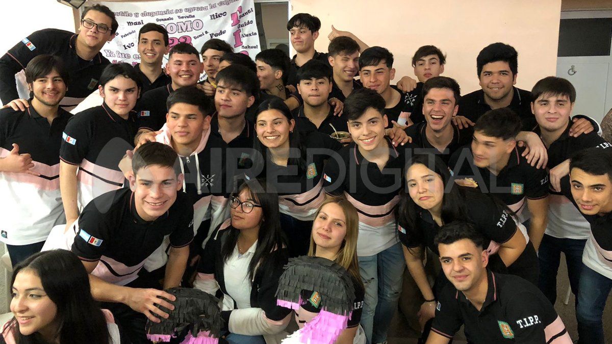 Hicieron un té bingo para juntar fondos para la recepción y decidieron que parte del dinero se destine a comprar la remera de egresado de Sergio.