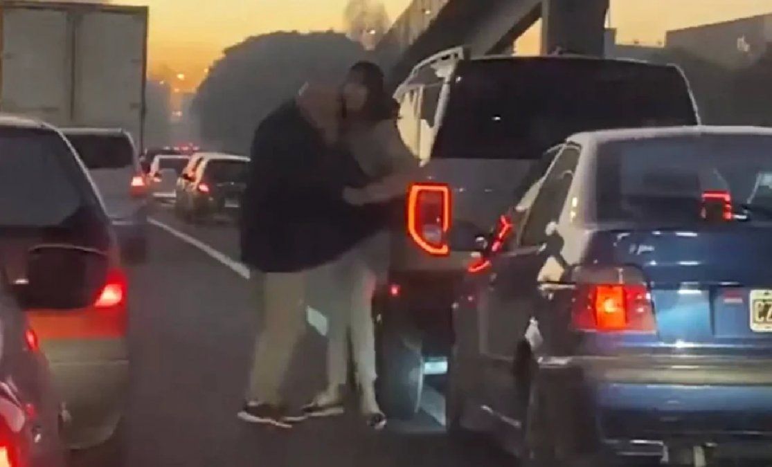 Un hombre se bajó del auto y le pegó a una mujer tras haberla choca en la autopista