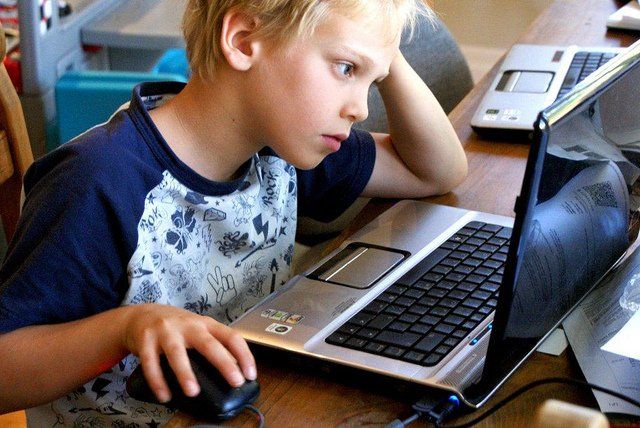 niño compu.jpg