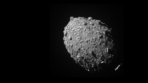 El asteroide Dimorphos visto por la nave espacial Dart, 11 segundos antes del impacto. El generador de imágenes DRACO de DART capturó esta imagen a una distancia de 68 kilómetros. Esta imagen fue la última completa de todo el asteroide Dimorphos antes de que lo golpeen.