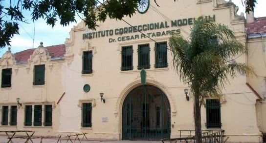 Un preso de Coronda tomó lavandina y fue trasladado al Cullen