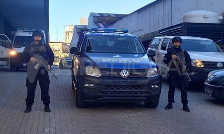 Orlando Nano Leiva llegó al Cemafe minutos antes de las 8 de la mañana, a bordo de una camioneta del Servicio Penitenciario. Orlando Nano Leiva llegó al Cemafe minutos antes de las 8 de la mañana, a bordo de una camioneta del Servicio Penitenciario.