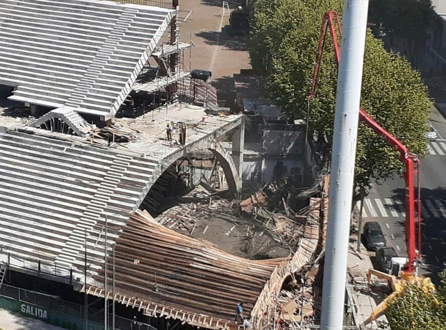 Se derrumbó una tribuna del estadio de Ferro.