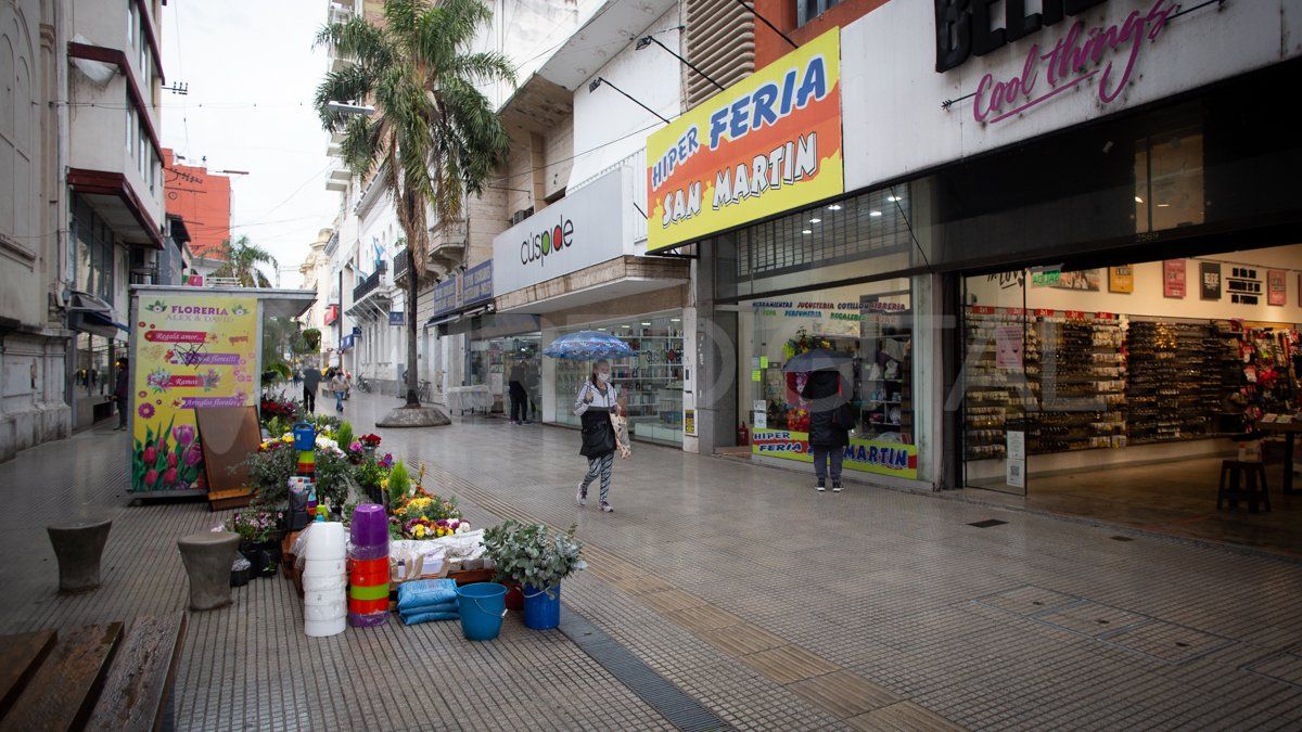 En la peatonal de Santa Fe la circulación fue menor este jueves, pero influyó el clima ya que llovió durante todo el día.