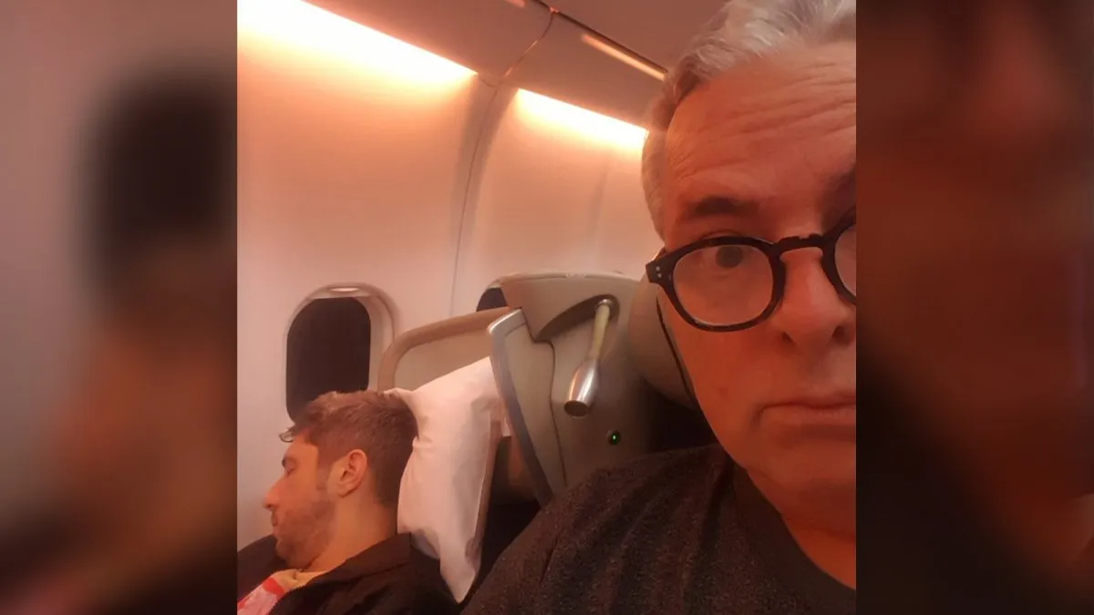 La reacción de Jey Mammon cuando descubrió que le sacaron fotos en el avión: Harto de ustedes