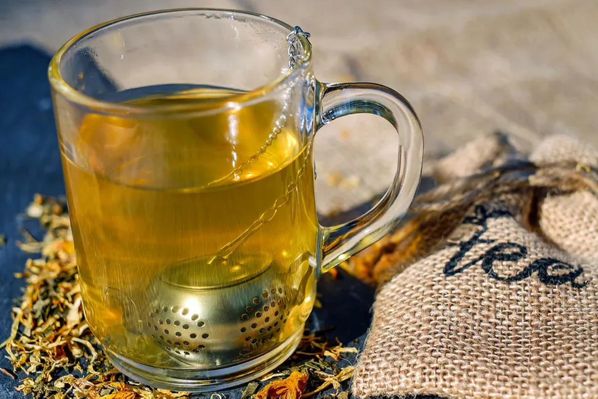 Como parte de la hidratación se puede consumir una infusión de malva, una hierba con efectos antinflamatorios.