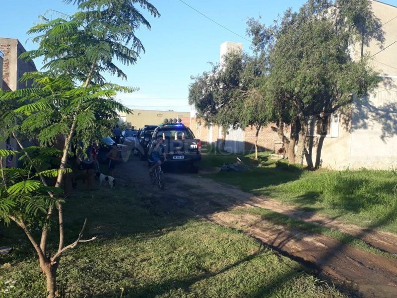 Encontraron un cuerpo quemado en medio de un descampado