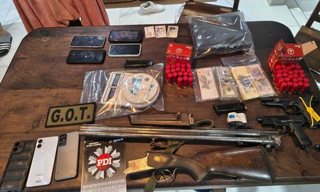 A la banda le secuestraron armas, municiones y una balanza de precisión. A la banda le secuestraron armas, municiones y una balanza de precisión.