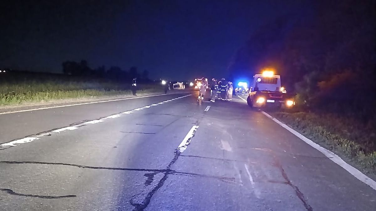 Trabajaron en el lugar bomberos voluntarios de San Agustín, efectivos policiales y personal del peaje Franck, que realizaron tareas de señalización y reducción de calzada tras el siniestro en la ruta 19.