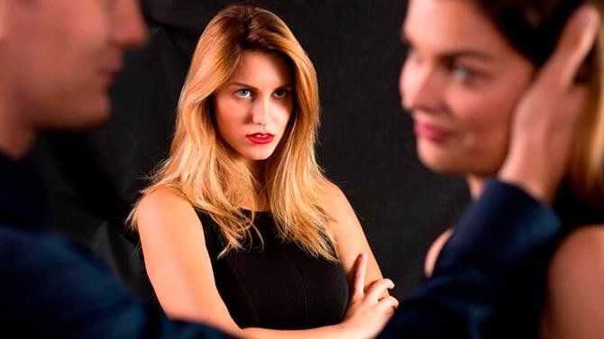 Mujer creyó que tenía celos, pero en realidad tenía una enfermedad cerebral