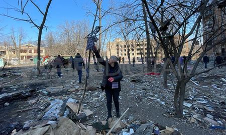 Un misil cayó donde había una pequeña plazoleta para que jueguen los niños de un complejo de edificios modestos en Kiev. Un misil cayó donde había una pequeña plazoleta para que jueguen los niños de un complejo de edificios modestos en Kiev.