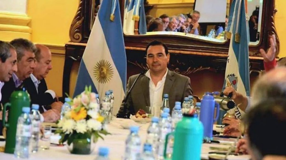 Vald&eacute;s con su gabinete.