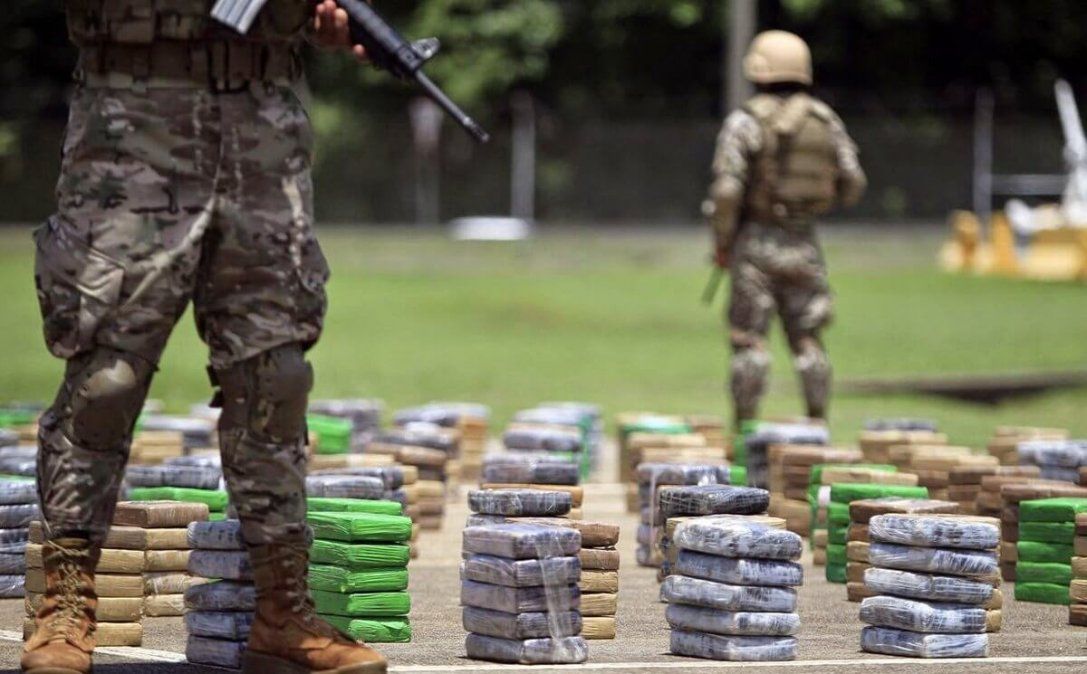 Cuando los narcos cumplen un rol social de la mano del Estado y buscan tejer lealtades en los barrios. Cuando los narcos cumplen un rol social de la mano del Estado y buscan tejer lealtades en los barrios.