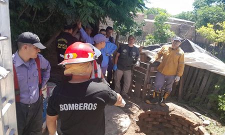 El hallazgo del cuerpo de la víctima se dio en un pozo ciego de una vivienda barrio Sur de Avia Teirai. El hallazgo del cuerpo de la víctima se dio en un pozo ciego de una vivienda barrio Sur de Avia Teirai.