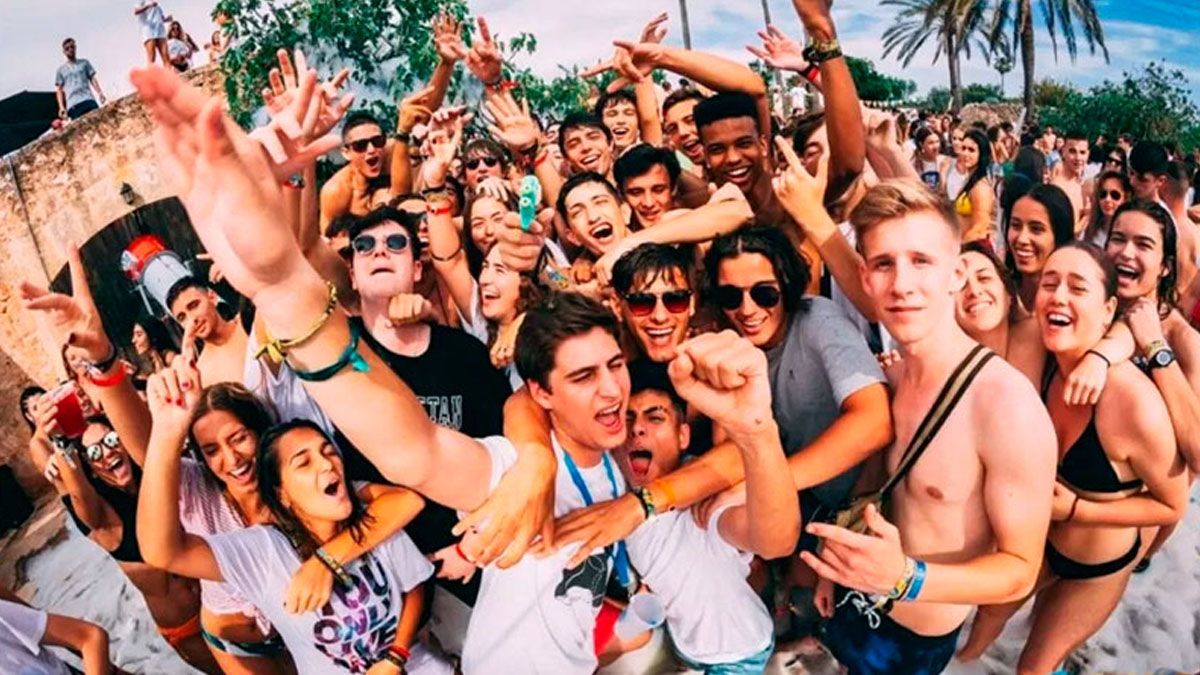 El Ministerio de Salud informó que estaba monitoreando el brote y que identificó a 268 que aún estaban en la isla y que podrían haber tenido contacto directo o indirecto con los que ya regresaron a sus casas tras haber dado positivos de covid-19.