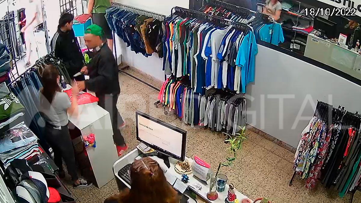 Con una cuchilla de carnicero