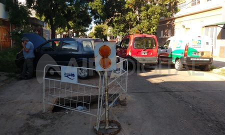 Por momentos estuvo cortado el tránsito y se generó una larga fila de vehículos que llegó hasta calle Domingo Silva. Por momentos estuvo cortado el tránsito y se generó una larga fila de vehículos que llegó hasta calle Domingo Silva.