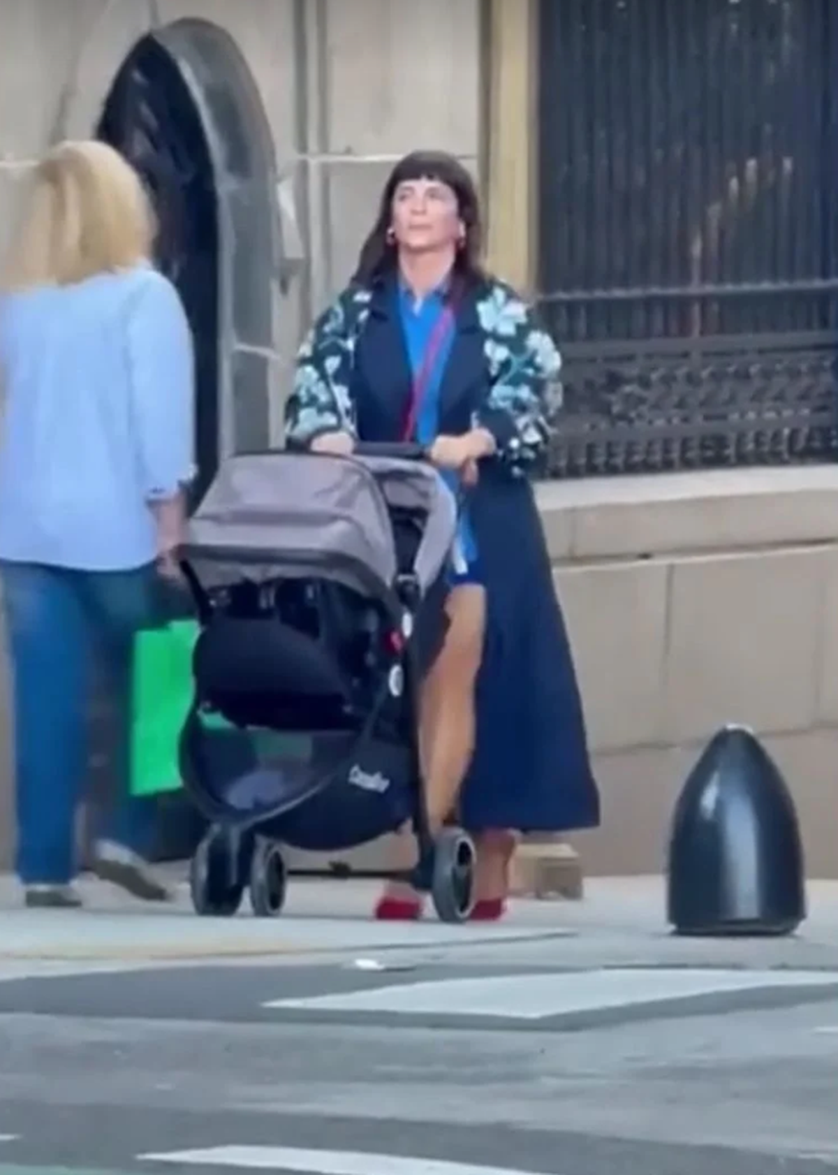 Vicky paseando con un carrito de bebé. Vicky paseando con un carrito de bebé.