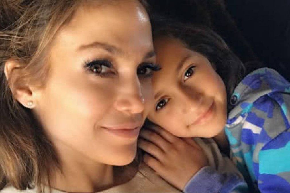 Jennifer Lopez lanza el video musical de “Limitless” junto a su hija Emme