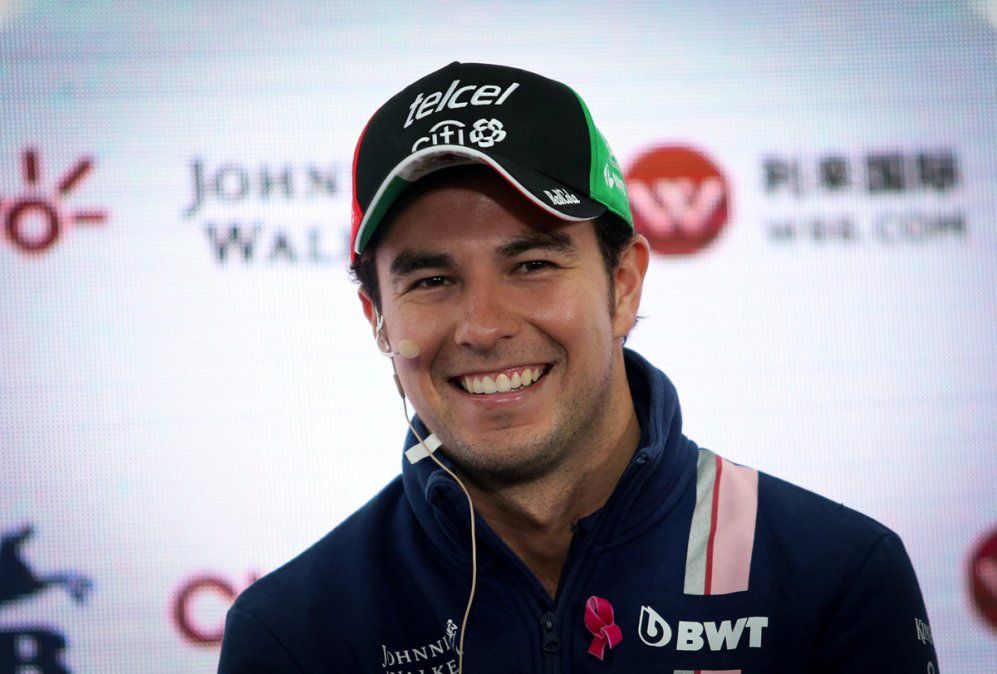 Sergio Checo Pérez atraviesa el período de aislamiento entrenando y cocinando tras convertirse en el primer piloto de la Fórmula 1 en dar positivo de coronavirus.