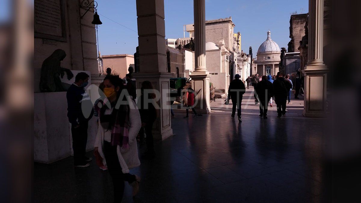 En el día del padre en plena pandemia, el cementerio recibió a cientos de santafesinos