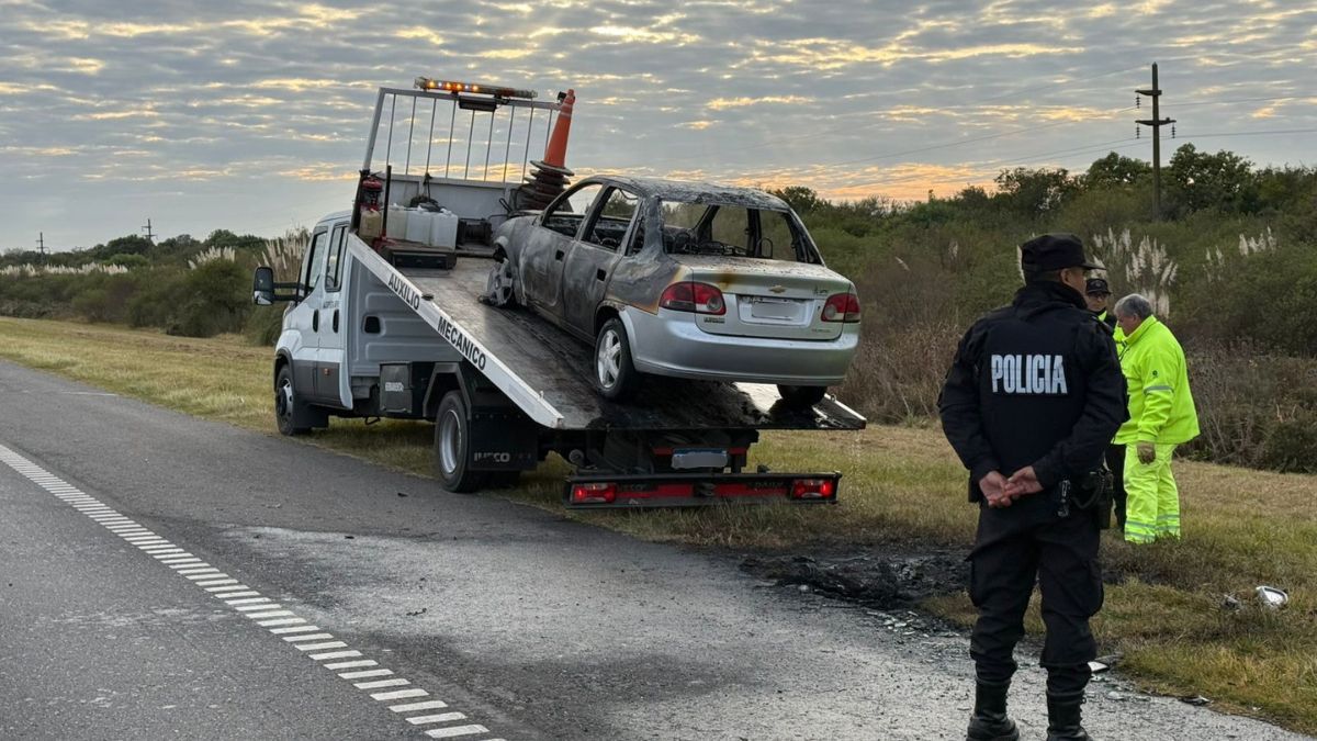 Un auto se prendió fuego a la altura del kilómetro 135 de autopista Rosario - Santa Fe.&nbsp;