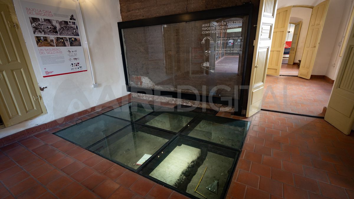 En una de las habitaciones quedó al descubierto uno de los muros para dejar a la vista los materiales de construcción que se emplearon para levantar la casa. En una de las habitaciones quedó al descubierto uno de los muros para dejar a la vista los materiales de construcción que se emplearon para levantar la casa.