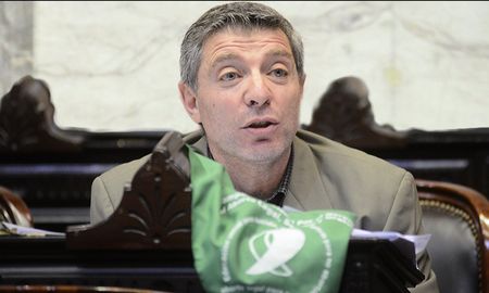 La Delegación de Asociaciones Israelitas Argentinas (DAIA) denunció al diputado Juan Carlos Giordano ante el juzgado federal de María Servini por sus dichos sobre Israel. La Delegación de Asociaciones Israelitas Argentinas (DAIA) denunció al diputado Juan Carlos Giordano ante el juzgado federal de María Servini por sus dichos sobre Israel.