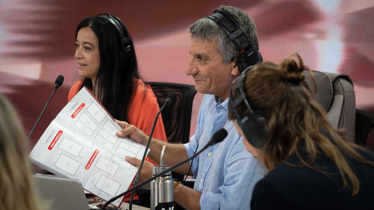 Luis Mino mostró en Ahora Vengo el álbum interno de AIRE y algunas figuritas.