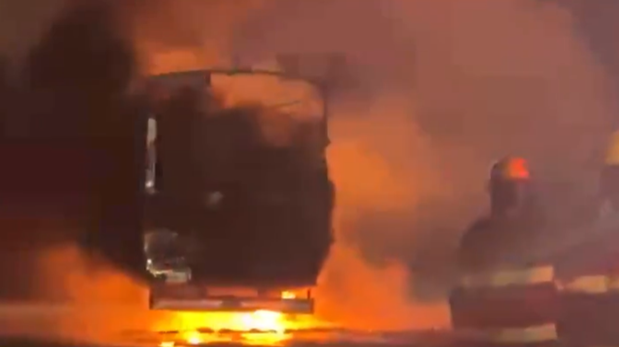 Choque e incendio entre dos transportes de carga en el puente Zárate-Brazo Largo: murió uno de los conductores