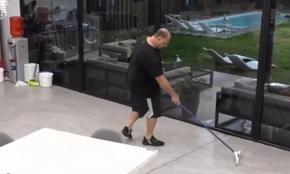 Ariel de Gran Hermano se enojó por tener que limpiar el agua que ingresó a la casa debido al fuerte temporal.