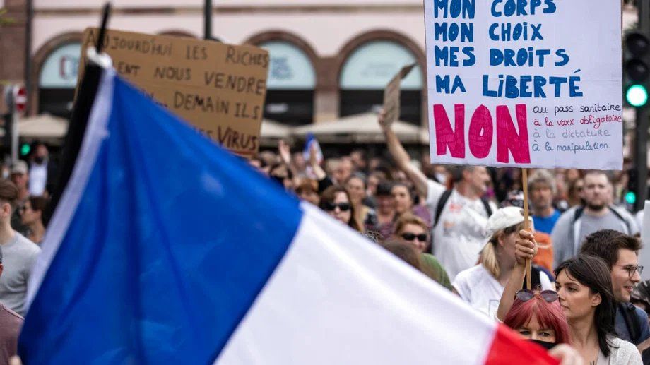Movimientos antivacunas protestaron en Francia ante las nuevas medidas. (Foto: AP)