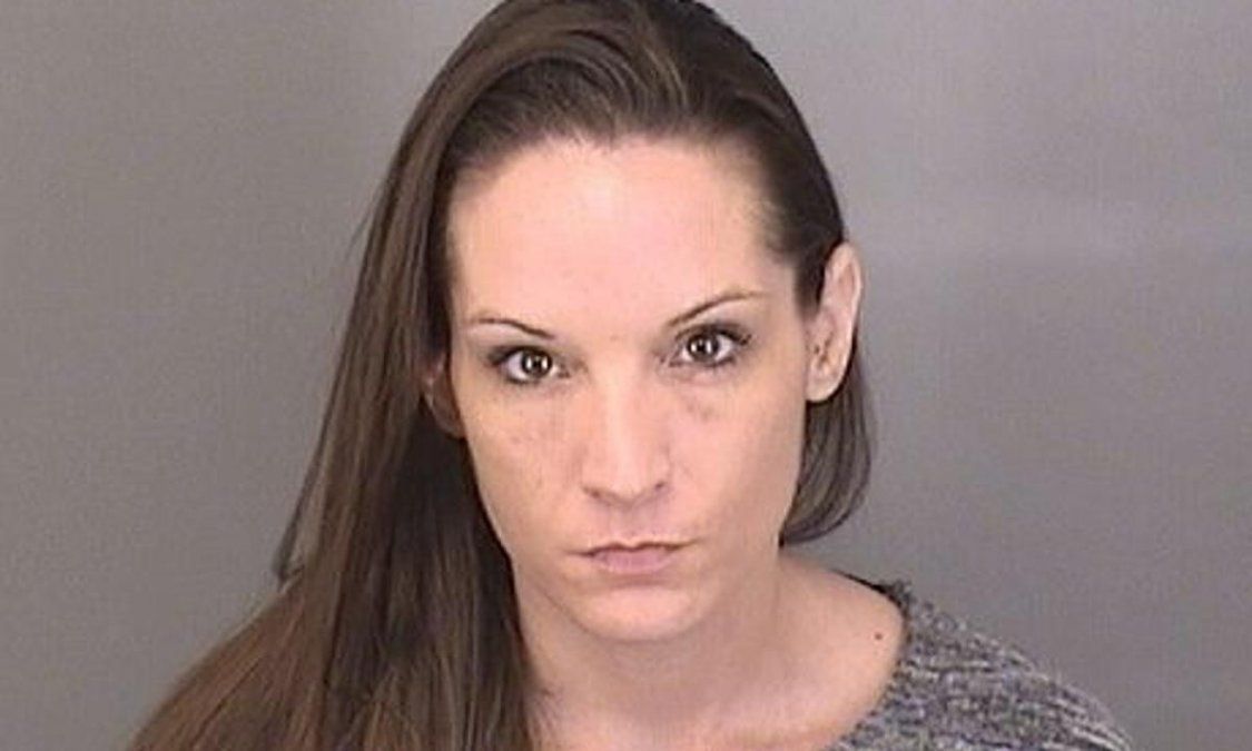 Sucedió en Estados Unidos. La mujer, llamada Christina Greer, de 38 años, tuvo relaciones sexuales con dos menores.