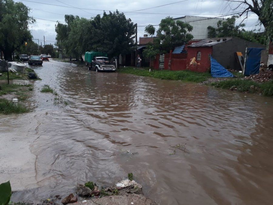 Inauguraron obras de pavimento hace seis días, hoy las calles están inundadas