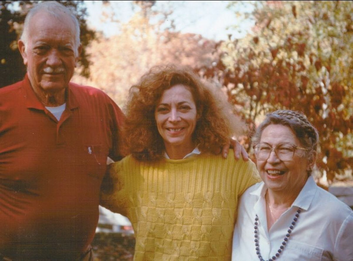 Junto a sus padres, Washington Homer Switzer, quien alcanzó la jerarquía de coronel en el ejército estadunidense, y Virginia Irene Miller, que era profesora de Inglés y, también, sería directora de una escuela secundaria. La foto es de 1992, cuando Kathy tenía 45 años.