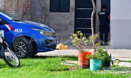 Hallaron en una plaza de Rosario el cadáver de un hombre asesinado a puñaladas. Hallaron en una plaza de Rosario el cadáver de un hombre asesinado a puñaladas.