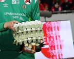 Fútbol insólito: fue figura del partido y recibió 4 maples de huevos como premio
