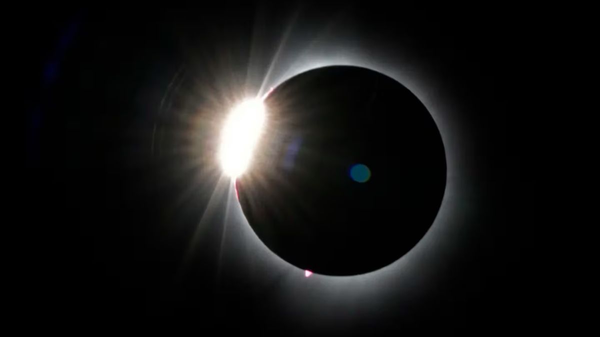 La Luna cubre el Sol casi por completo instantes antes de un eclipse solar total, visto desde la cumbre del monte Saddleback, el 8 de abril de 2024, cerca de Rangeley, Maine. La Luna cubre el Sol casi por completo instantes antes de un eclipse solar total, visto desde la cumbre del monte Saddleback, el 8 de abril de 2024, cerca de Rangeley, Maine.